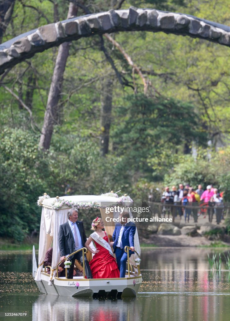 MP Kretschmer christens wedding barge at Rakotz Bridge