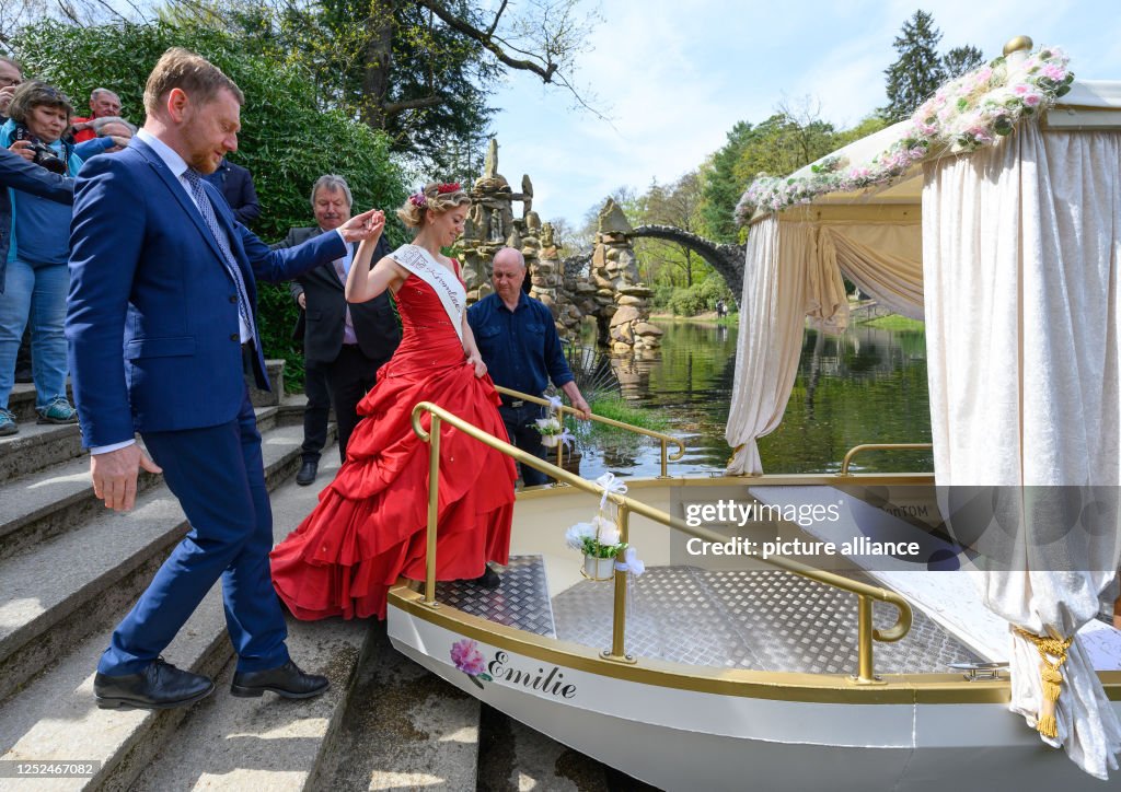 MP Kretschmer christens wedding barge at Rakotz Bridge
