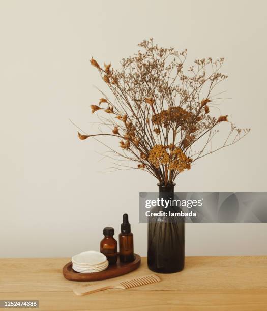ensemble de produits de beauté et articles de toilette et vase avec des fleurs - huile de massage photos et images de collection