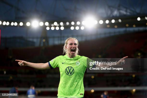 Pauline Bremer of VfL Wolfsburg celebrate after winning the UEFA Women's Champions League semifinal 2nd leg match between Arsenal and VfL Wolfsburg...