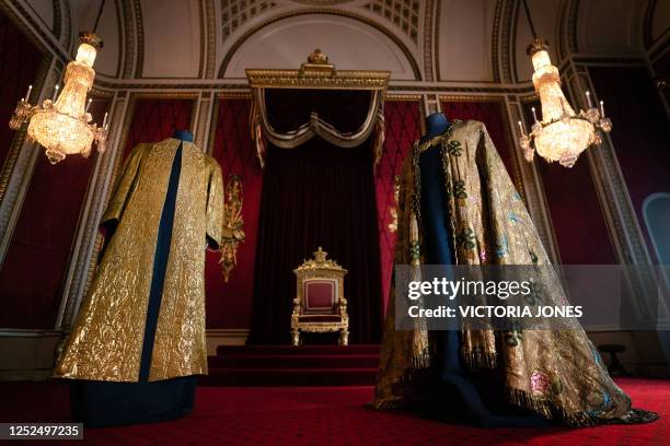 Mantle Robe 1,144 Coronation Robes Stock Photos, High-Res Pictures, and Images ...