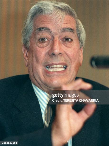 Peruvian writer Mario Vargas Llosa presents his new novel 18 May, 2000 at a press conference in Hotel Camino Real in San Jose, Costa Rica. El...