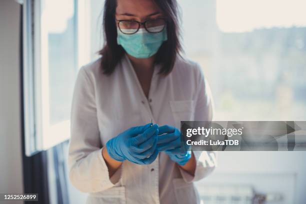 mano della donna con una siringa - virus del papilloma umano foto e immagini stock