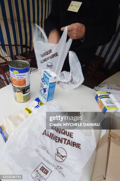 Un bénévole de la banque alimentaire du Calvados collecte des provisions, le 24 novembre 2006 dans une grande surface à Caen, dans le cadre de la...