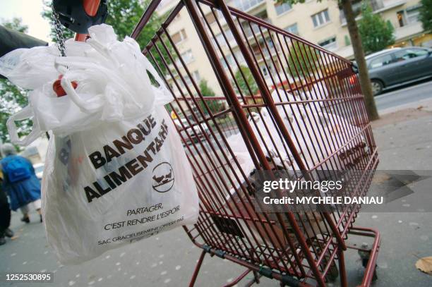 Des bénévoles de la banque alimentaire du Calvados collectent des provisions, le 24 novembre 2006 dans une grande surface à Caen, dans le cadre de la...