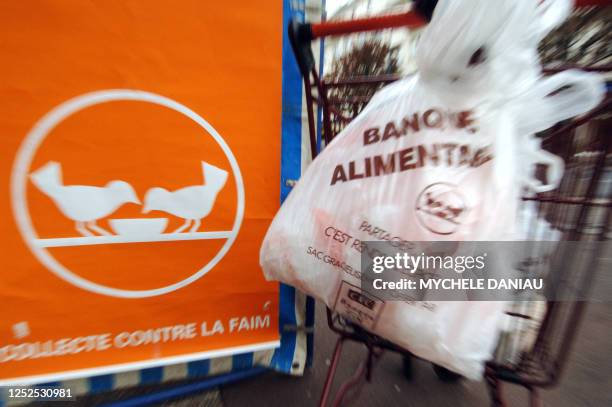 Des bénévoles de la banque alimentaire du Calvados collectent des provisions, le 24 novembre 2006 dans une grande surface à Caen, dans le cadre de la...