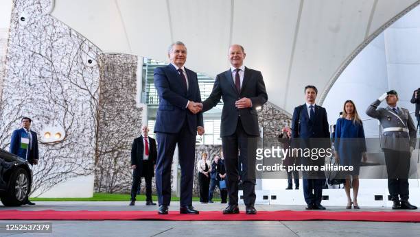 German Chancellor Olaf Scholz welcomes Shavkat Mirsiyoyev, President of Uzbekistan, in front of the Chancellor's Office for talks. Photo: Bernd von...