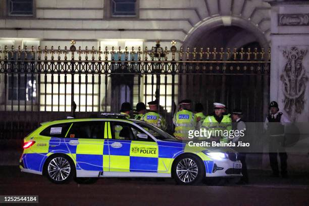 Police at the scene outside Buckingham Palace after a man was arrested and a subsequent controlled explosion was carried out on May 2, 2023 in...