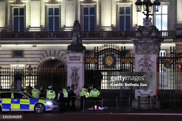 Police at the scene outside Buckingham Palace after a man was arrested and a subsequent controlled explosion was carried out on May 2, 2023 in...