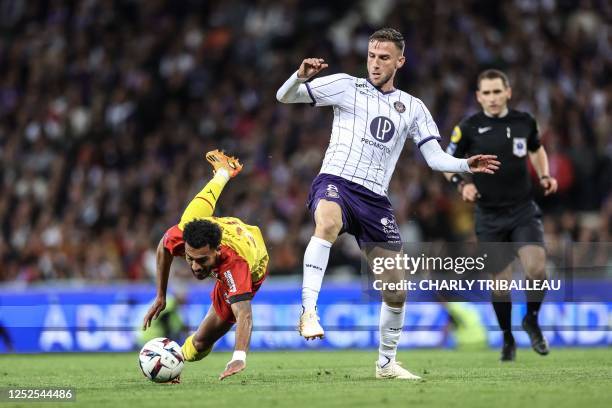 Lens' French midfielder Angelo Fulgini fights for the ball with Toulouse's Dutch midfielder Branco van den Boomen during the French L1 football match...