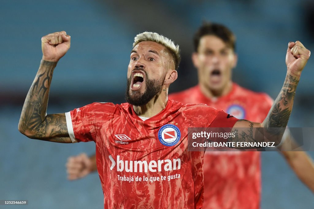 TOPSHOT-FBL-LIBERTADORES-LIVERPOOL-ARGENTINOS