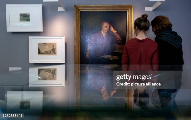 May 2023, Saxony-Anhalt, Halle : A painting by Hans List showing the composer George Frideric Handel around 1730 is on display in an exhibition at...