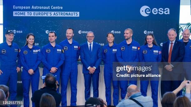 May 2023, North Rhine-Westphalia, Cologne: Matthias Maurer , astronaut, and Andreas Gerst , astronuat, stand with Katherine Bennell-Pegg from...