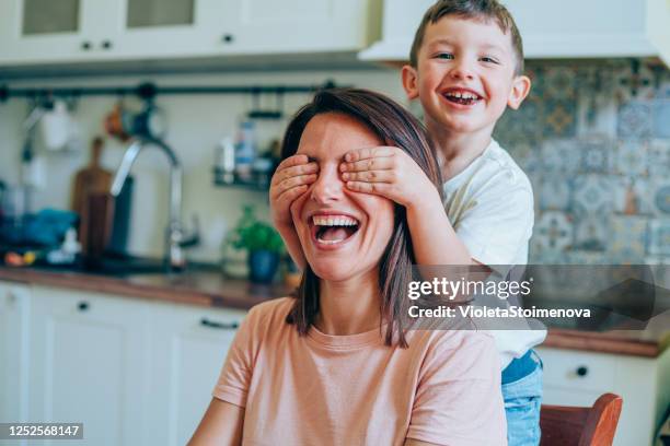 お母さんと息子が楽しんでいます。 - happy mothers day mom ストックフォトと画像