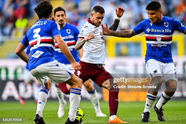 Antonio Sanabria of Torino gets challenged by Tommaso Augello, Koray Gunter and Bruno Amione of Sampdoria during the Serie A match between UC...