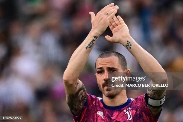 Juventus' Italian defender Leonardo Bonucci, who was injured to the eyebrow arch, acknowledges the public at the end of the Italian Serie A football...