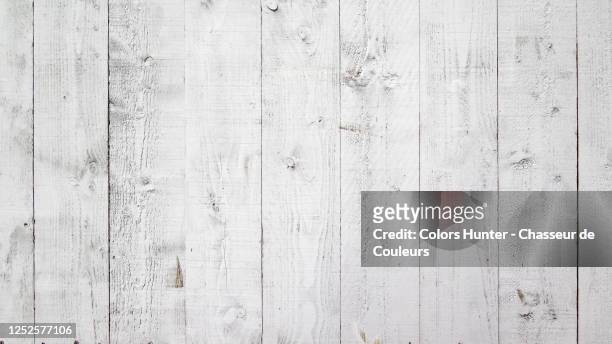 white wooden plank wall painted with natural patina - table stock-fotos und bilder
