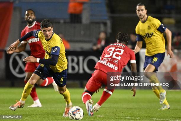Union's Oussama El Azzouzi and Antwerp's Christopher Scott fight for the ball during the Belgian Proleague football match between royale Union...