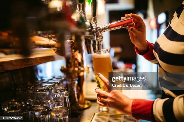 pouring a pint - bier zapfhahn stock-fotos und bilder