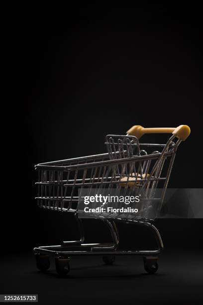 supermarket cart empty on black background - bar cart stockfoto's en -beelden