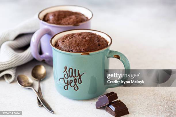chocolate mug cakes - period cup stock-fotos und bilder