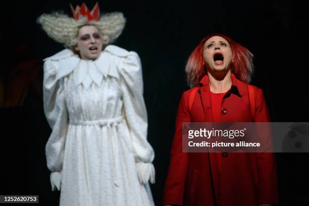 May 2023, Saxony-Anhalt, Magdeburg: Emilie Renard as the Red Queen and Alison Scherzer as Alice rehearse a scene from the opera Alice in Wonderland...