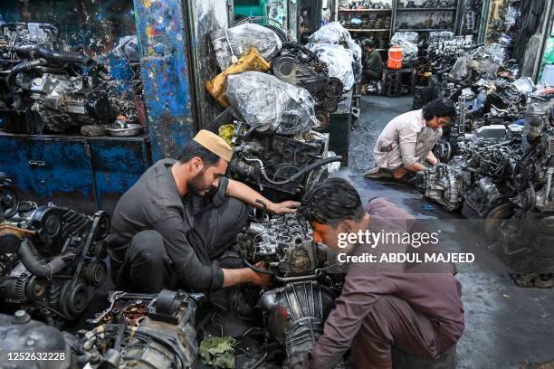 Pakistan Mechanic Robe Pakistan Economy Auto Photos and Premium High Res Pictures - Getty Images