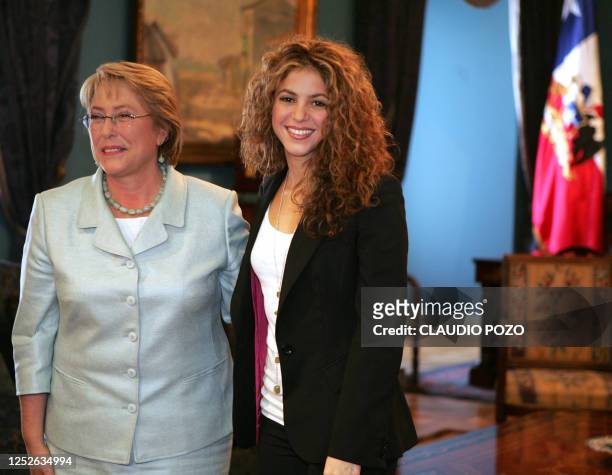 Chilean President Michelle Bachellet poses to the press next to Colombian singer and Unicef ambassador Shakira in Santiago 22 November 2006, before a...