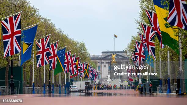 May 2023, Great Britain, London: The street "The Mall" in front of Buckingham Palace is closed to passers-by and is being prepared for the...