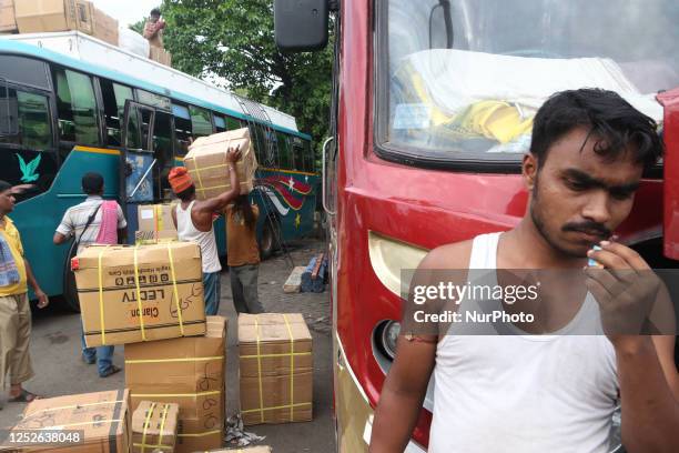Bus Loading Man Men Carrying Boxes Photos and Premium High Res Pictures - Getty Images