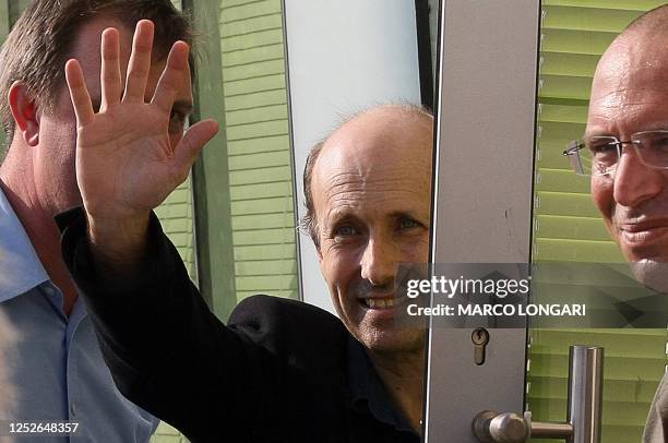 Freed BBC correspondent in Gaza Alan Johnston waves to reporters, 04 July 2007 outside the terminal building of the Israeli side of the Erez crossing...