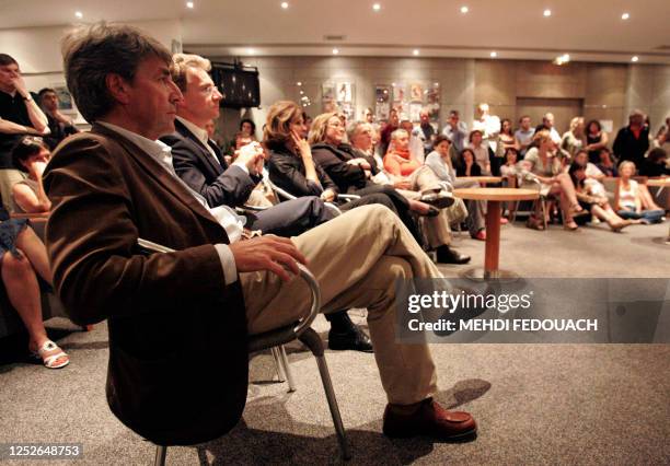 Le directeur de la rédaction de Paris Match, Alain Genestar , et le directeur adjoint de la rédaction Olivier Royant assistent à une assemblée...