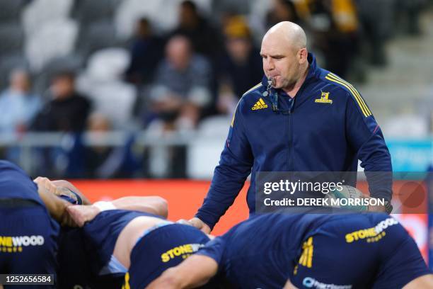 Highlanders'coach Clarke Dermody trains his players before the Super Rugby match between the Otago Highlanders and Waikato Chiefs at Forsyth Barr...