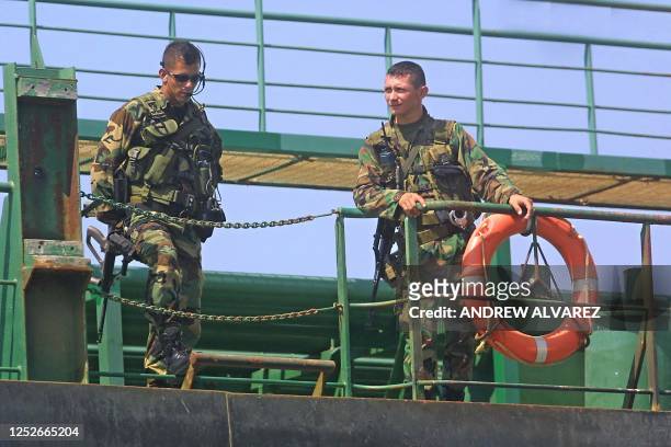 Venezuelan soldiers are seen boarding the oil tanker "Pilín León" as the oil strike continues 15 December 2003. Militares venezolanos custodian a...