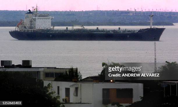 El buque petrolero Pilin León continúa fondeado en el Lago de Maracaibo, 500 km al oeste de Caracas, el 21 de diciembre de 2002, luego que miembros...