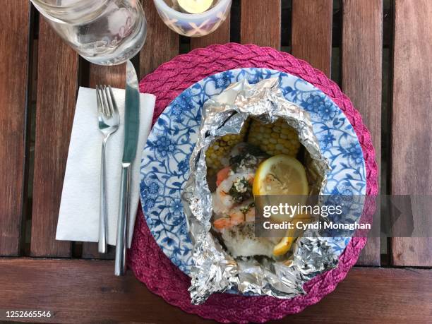 cookout with new england seafood bake wrapped in foil - tin foil costume - fotografias e filmes do acervo