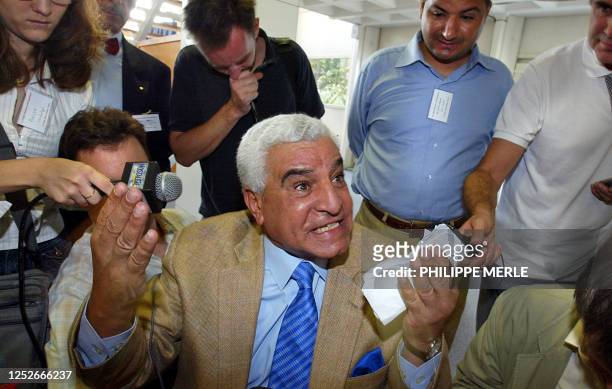 Le secrétaire général du Conseil suprême des antiquités de l'Egypte Zahi Hawas répond aux questions des journalistes, le 08 septembre 2004 à...