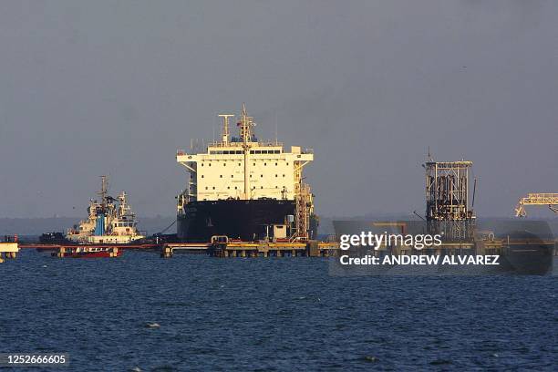 The Venezuelan oil tanker Pilin Leon is escorted in Lake Maracaibo by tugboats and boats from the Venezuelan National Guard 21 December 2002....