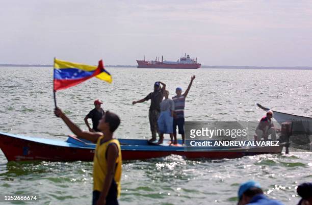 Fishermen and others demonstrate in support of crew of the Pilin Leon oil tanker in Maracaibo, Venezuela, 07 December, 2002 who have joined with the...