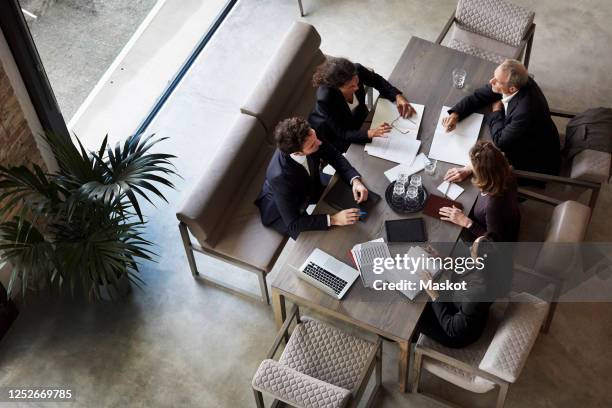 team of lawyers planning with business colleagues during meeting at law firm - investor conference stockfoto's en -beelden