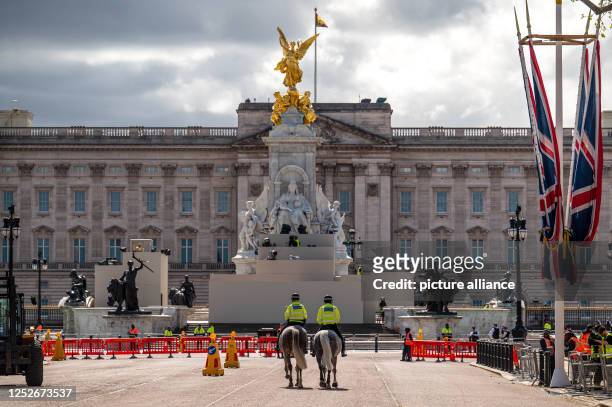 May 2023, Great Britain, London: The street "The Mall" in front of Buckingham Palace is closed to passers-by and is being prepared for the...
