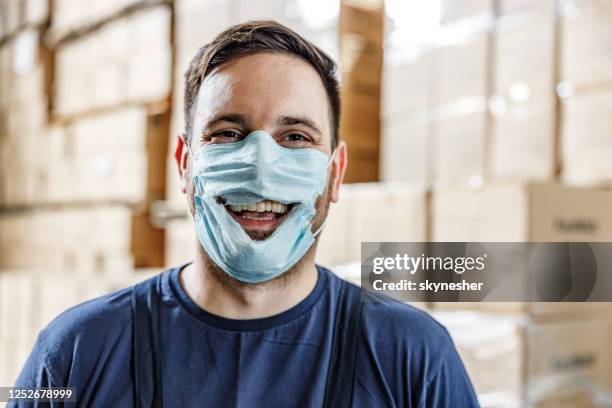 glücklicher arbeiter zeigt konzept des anti-masken-protestes. - anti quarantäne protest stock-fotos und bilder