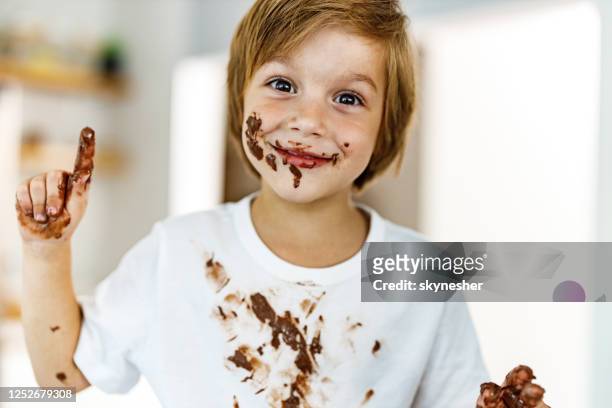ich bin ein bisschen chaotisch! - eating chocolate stock-fotos und bilder