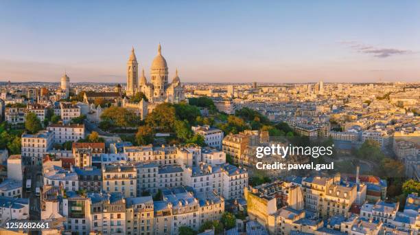 montmartre hügel mit basilique du sacre-coeur in paris bei sonnenuntergang, luftbild - paris stock-fotos und bilder