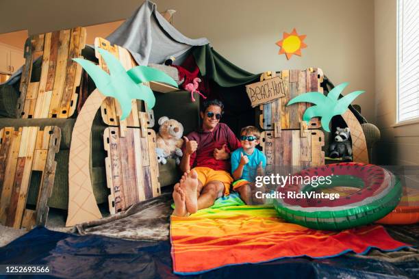 cooler vater und sohn am home beach - camping kid summer stock-fotos und bilder