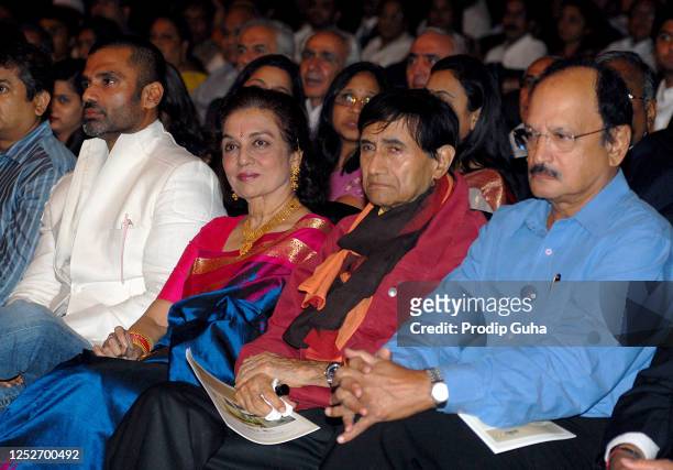 Sunil Shetty, Asha Parekh, Dev Anand and Ajit Wadekar attend the ABN-AMBRO Solitaire award ceremony on August 08, 2007 in Mumbai, India.