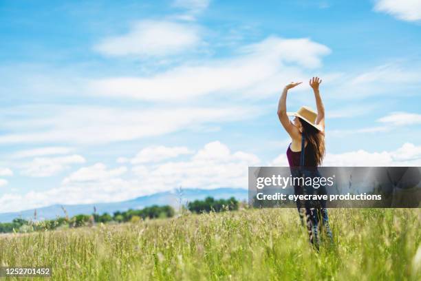 roodharige millennial vrouw in west-colorado buitenshuis in de zomer - vitamine d stockfoto's en -beelden