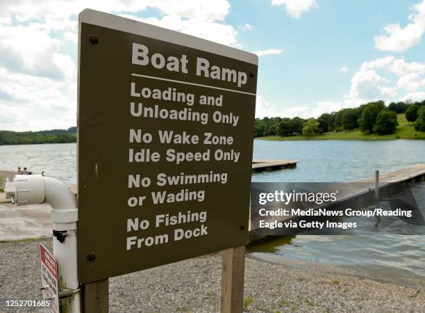 Boat Loading Zone Sign 68 Loading Zone Sign Stock Photos, High-Res Pictures, and Images ...