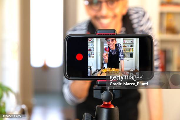 food vlogger grabación en vivo - filming fotografías e imágenes de stock