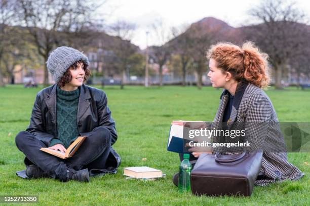 dos estudiantes discutiendo sus estudios - scottish culture fotografías e imágenes de stock